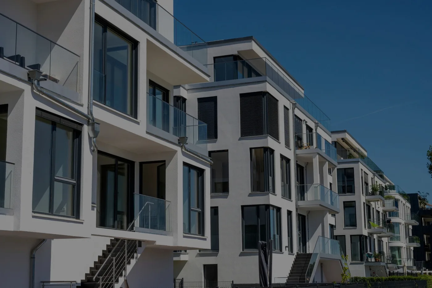 Moderne Wohnimmobilie mit gepflegter Fassade und gemeinschaftlichen Außenflächen